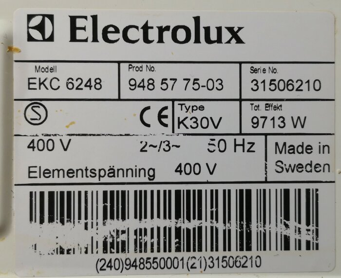 Typskylt från Electrolux, modell EKC 6248, specificerar spänning, frekvens och effekt, tillverkad i Sverige.