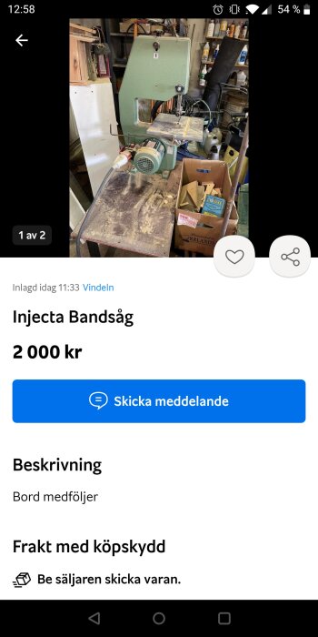 Verkstad med grönt bandsåg, verktyg, oordning. Annonstext om försäljning, pris och fraktinformation syns nedanför.