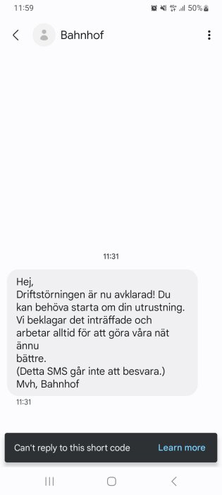 Skärmdump av SMS, meddelar om avklarad driftstörning, instruerar omstart av utrustning, kan inte besvaras.