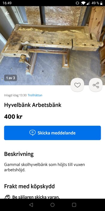 Gammal hyvelbänk till salu, anpassad till stående arbetshöjd, inne i byggnad.