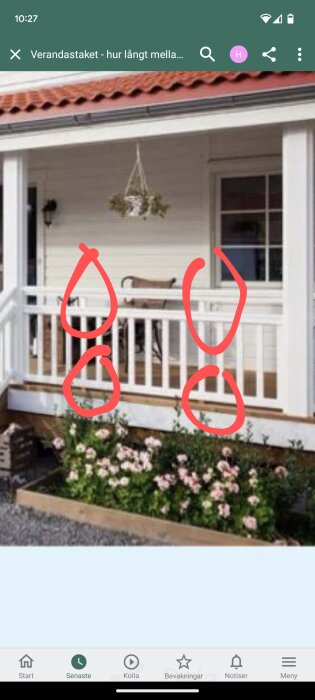 Vit husfasad, veranda, räcke markerat med röda cirklar, blommor, tegeltak, hängande krukväxt.