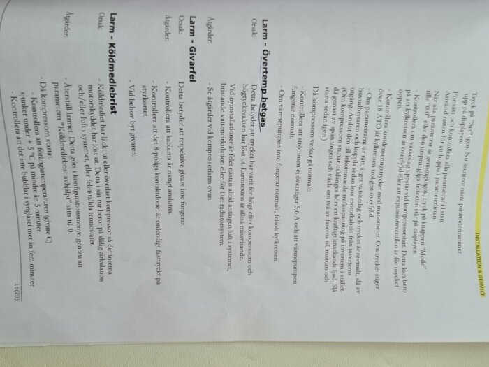 Ett dokument med text, roterat 90 grader, om koldioxidbist, örontryck och ventilationsrör, på ett ojämnt underlag.