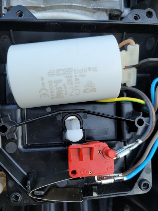 Elkondensator märkt "ICAR Ecofill", elektriska anslutningar, monterad i svart plastlåda, tillverkad i Italien.