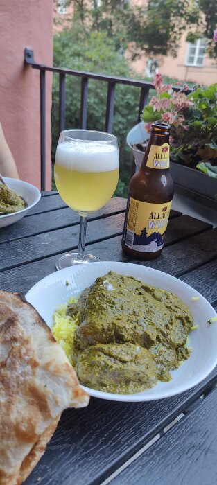 Middag ute på balkongen med curry, ris, naanbröd och en flaska Allagash White öl.