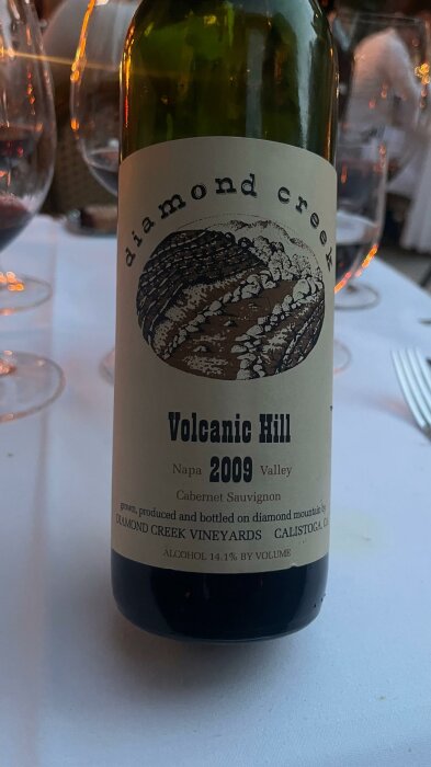 Vinflaska, Diamond Creek, Volcanic Hill, Cabernet Sauvignon, 2009, Napa Valley, alkoholhalt 14.1%.