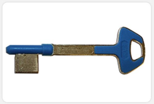 En plastnyckel, möjligtvis leksak, med blått handtag och topp, metalliskt utseende på skaftet, vit bakgrund.