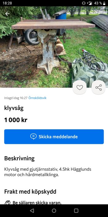 Begagnad klyvsåg till salu på online-marknadsplats, trädgårdsmiljö, rostiga delar, grön bakgrund, prislapp 1000 kr.