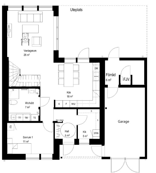 Planritning av ett hus med vardagsrum, kök, sovrum, wc, förråd, hall, klädkammare, garage och uteplats.
