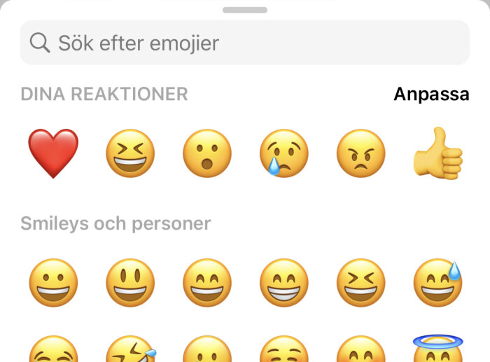 Skärmavbild av emoji-tangentbord, olika känslor, hjärta, sökfält, "Dina reaktioner".