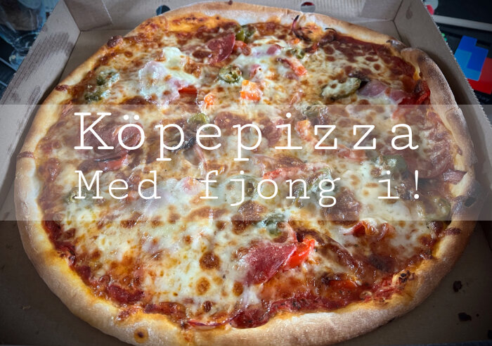 En pizza med smält ost och pålägg i en kartong, text överlagrat, potentiell humoristisk kontext.