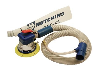 Pneumatisk slipmaskin med sugslang och "Hutchins Clean Air" etikett på vit bakgrund. Verktyg för sliphjälp.