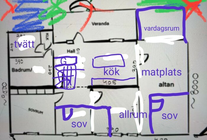 Planritning med klotter, rum betecknade, färgglada markeringar, sovplatser, kök, vardagsrum, badrum och tvättstuga.