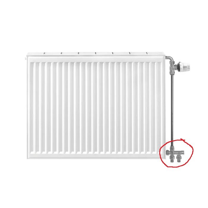 Vit radiator för centralvärme med termostatventil, isolerad mot vit bakgrund.