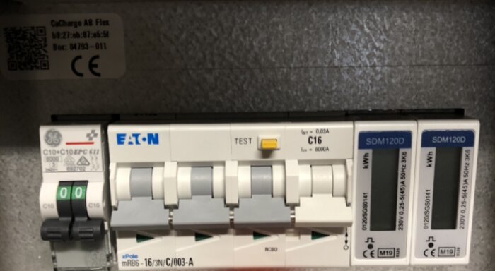 Elektrisk säkringspanel med automatsäkringar och energimätare från Eaton och CE-märkning.