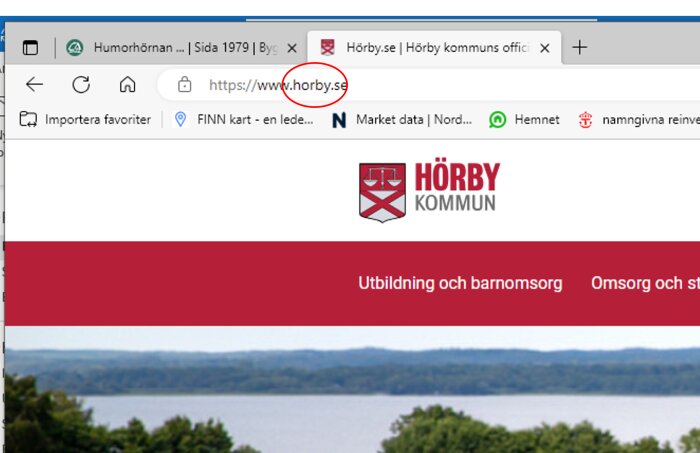 Webbläsarfönster öppet på Hörby kommuns hemsida, landskap i bakgrunden, logotyp och meny synlig.