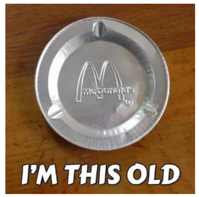 Gammal McDonald's asklock i aluminium, "I'm this old" text, nostalgi, träbakgrund.