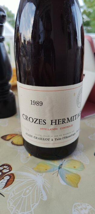 Flaska rött vin Crozes-Hermitage, 1989, utomhus, mönstrad yta, sommar, elegans, vinprovning, tradition, Frankrike, kvalitet.