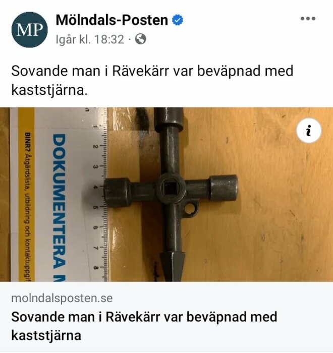 Ett inlägg från Mölndals-Posten, kaststjärna på träyta bredvid linjal för storleksreferens.