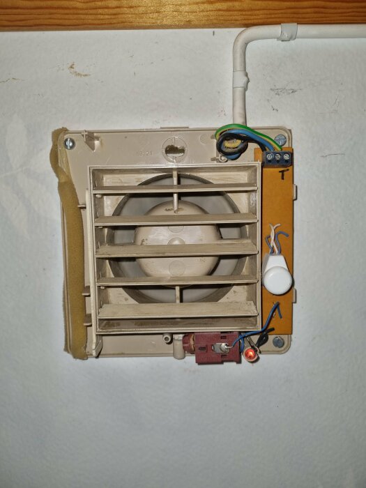 Eldrivet ventilationssystem utsatt utan skyddslock, kablar synliga, installation inkomplett eller under underhåll.