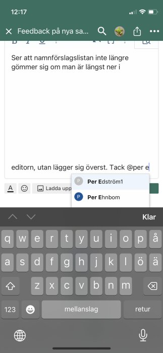 Skärmdump av ett textmeddelande på en smartphone, med tangentbord och kontakt förslagslista synlig.