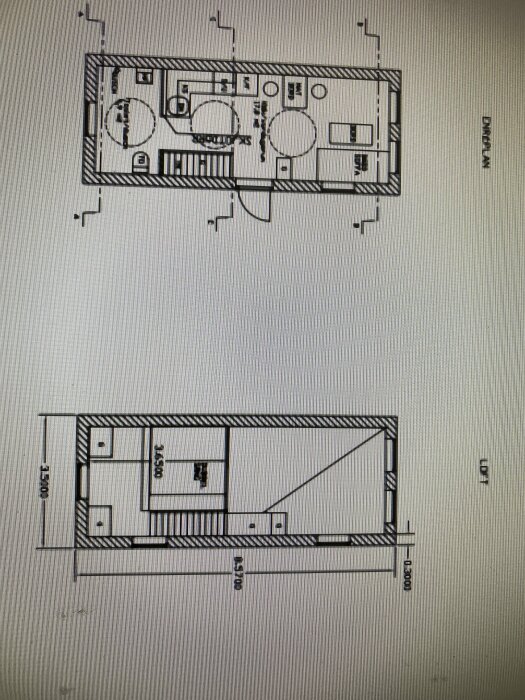 Bilden visar en arkitektonisk ritning av två våningsplans layout.