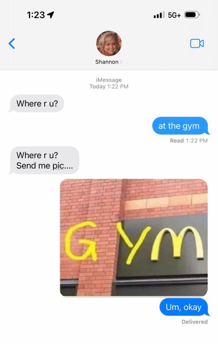 Skärmdump av textkonversation och bild, skämtsamt påstående om vara på "gymmet", visar McDonald's.