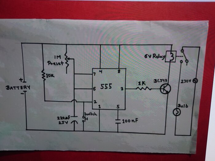 Elektrisk krets med 555 timer IC, relä, transistorn BC547, och andra komponenter, kanske för en timer eller pulsgenerator.