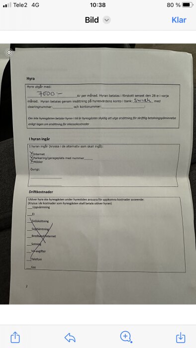 Ett svenskt hyreskontraktsutdrag med hyresinformation, inkluderar belopp, bankuppgifter, och driftkostnader.