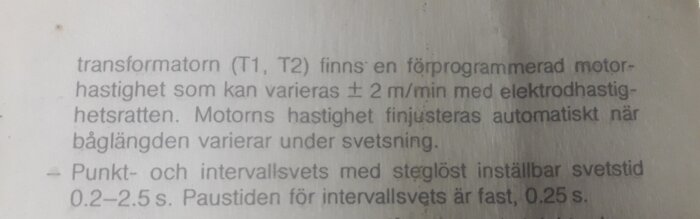 Text på svenska om programmerad motorhastighet och justerbar svetstid, teknisk dokumentation, suddig bakgrund.