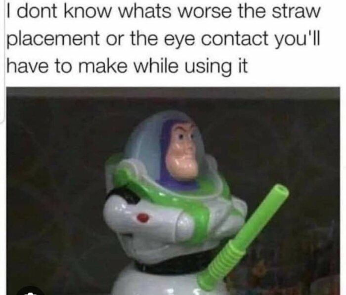 Figur av Buzz Lightyear med sugrör placerat konstigt, humoristisk bildtext om obekväm ögonkontakt.