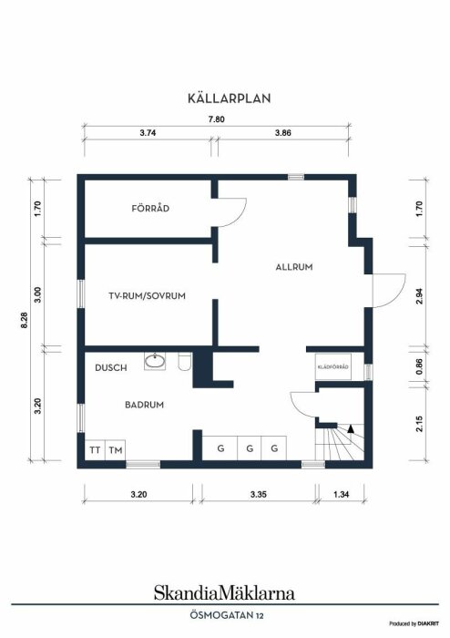 Ritning av källarplan: allrum, förråd, sovrum, dusch och badrum. Mått specificerade. Skala och orientering anges.