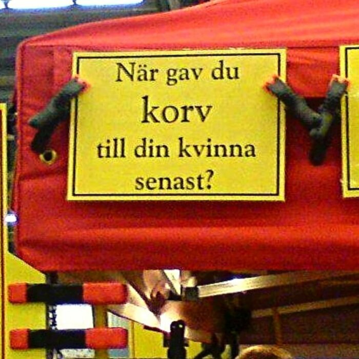 Gult skylt med text, rött tält, sexig underton, "korv" som dubbelmening, rebellisk eller humoristisk marknadsföring.