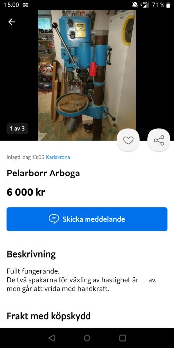 Blå pelarborr på försäljningsannons, arbetsmiljö, prisinformation, beskrivning av skick, skicka meddelande-funktion, bakgrund med verktyg.