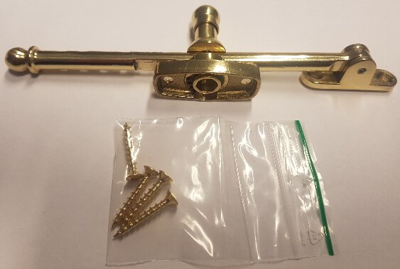 Säkerhetskedja för dörr och små skruvar i plastpåse på ljus bakgrund.