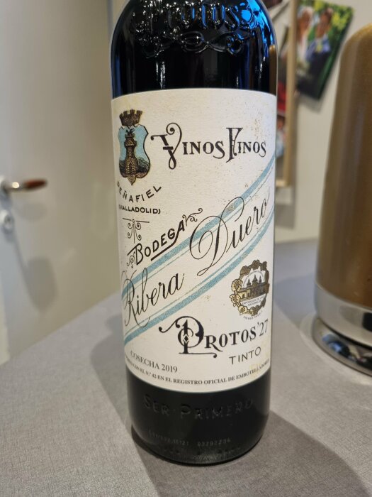 Flaskans etikett visar vin från Ribera del Duero, cosecha 2019, Bodega Protos' "Rotos", tinto.