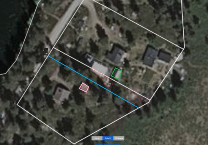 Satellitbild på en fastighet med markerade gränser och element, möjligen för planering eller mätning.