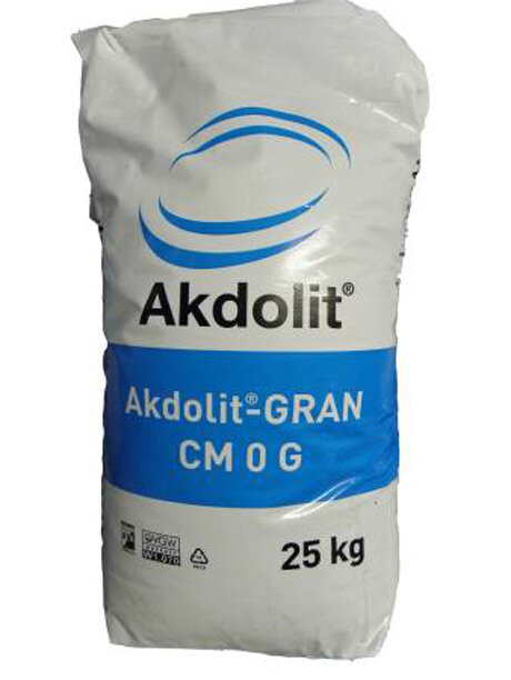 En säck med märkningen "AkDolit" som innehåller 25 kg av en produkt, troligen för vattenbehandling eller byggbruk.