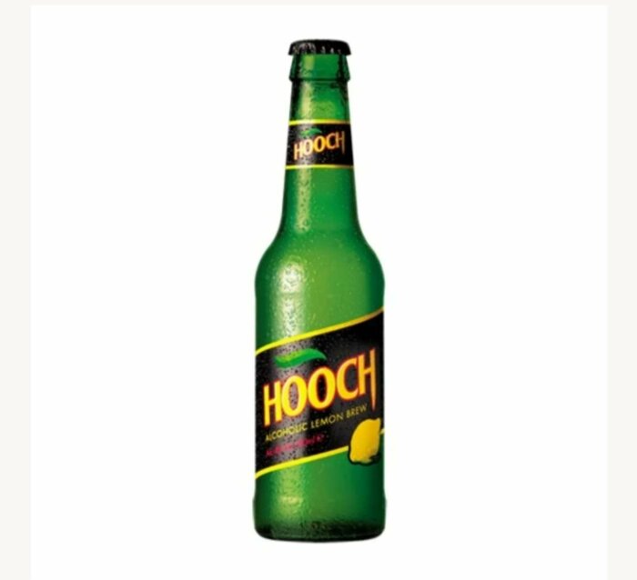 En grön flaska märkt "HOOCH Alcoholic Lemon Brew" med citronmotiv och svart-gula etikettdesigner.