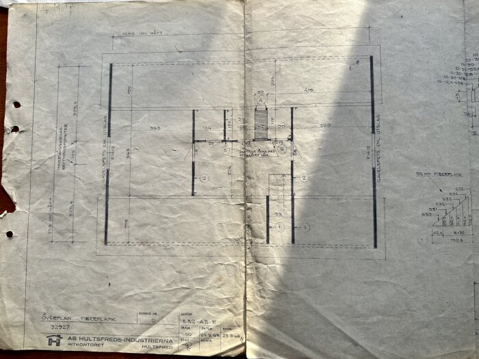 Ritning med mått och markeringar, troligen konstruktions- eller arkitektplan, från AB Hultsfreds-Industrierna.