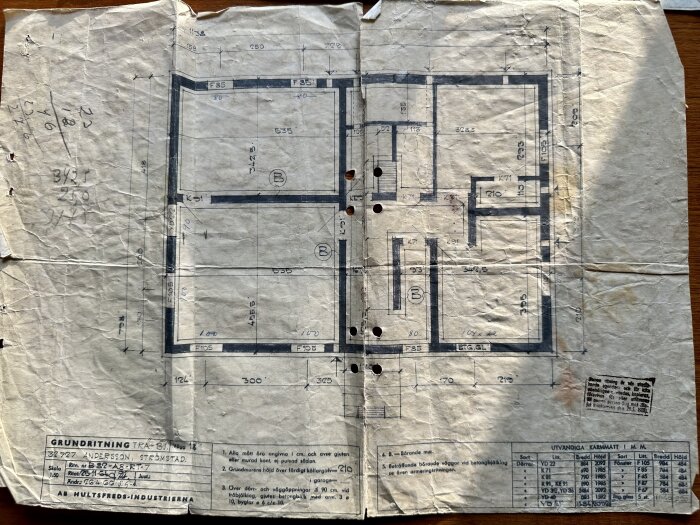 Slitet arkitektritningspapper, blått tryck, grundplan teckningar, mätningar, svenska texter, veckat och hålat.