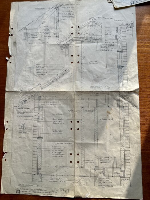 Arkitektonisk ritning, huskonstruktion, detaljer, mått, teknisk dokumentation, vikt vid stapling, använd och sliten, uppritat på papper.