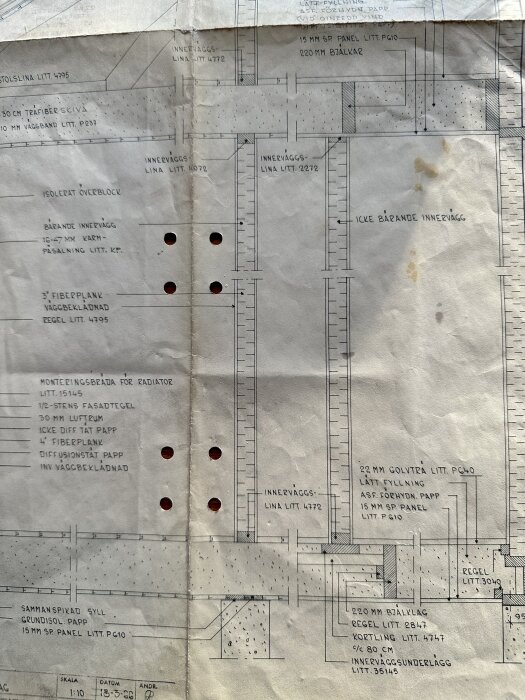 Byggdetaljritning, skala, tekniska beteckningar, genomskärning, fläckar, vikt papper, arkitektur, konstruktion.