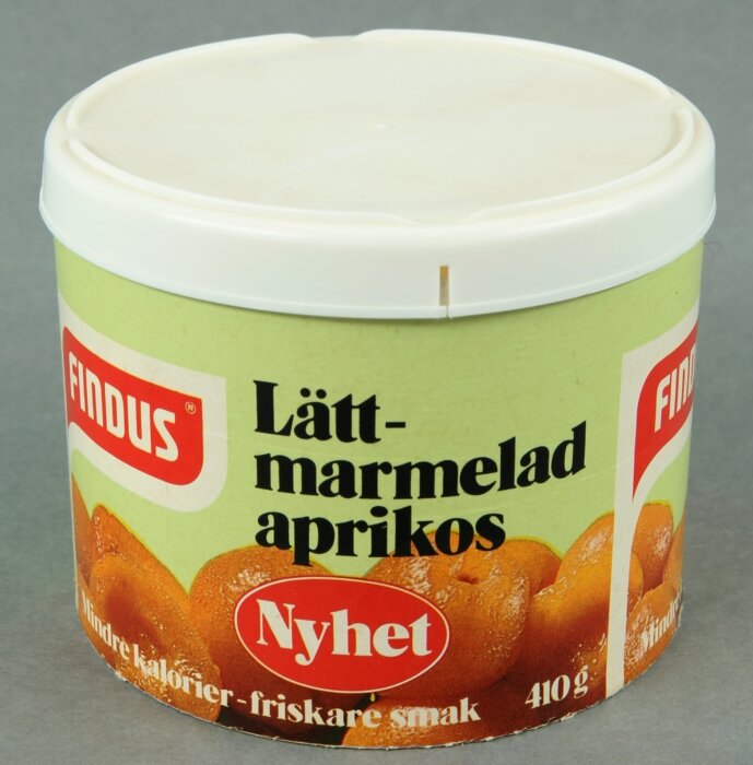 Burk med Findus lätt-marmelad, aprikossmak, färre kalorier, 410 gram, nyhet.