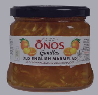 Burk med Onos Gammaldags Apelsinmarmelad, Old English Marmalade, mot en mörk bakgrund.