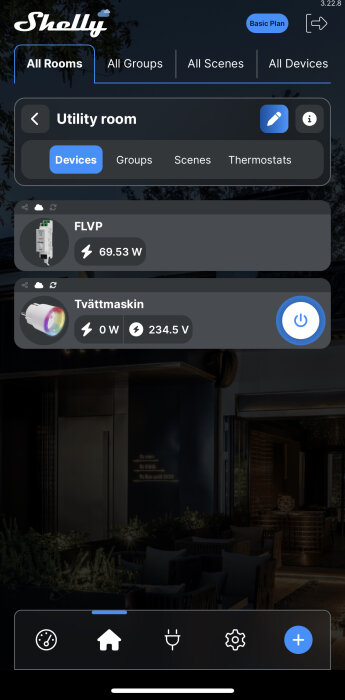 En skärmdump av Shelly-appen som visar kontroll av husets enheter, inklusive energianvändning och strömspänning.