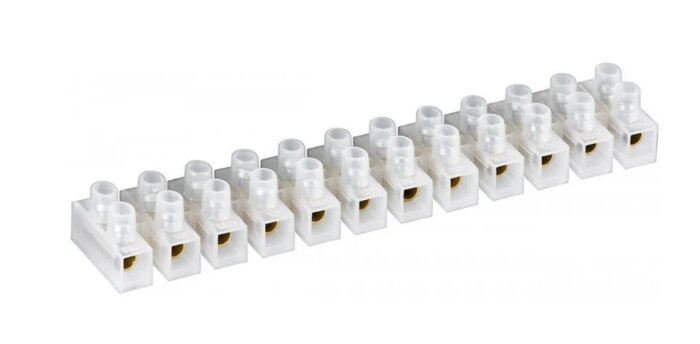Rad med vita byggklossar, troligen Lego, organiserade i jämn formation på vit bakgrund.