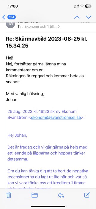 E-postkonversation på svenska, diskussion om betalning och negativa recensioner, skärmavbild från en mobiltelefon.