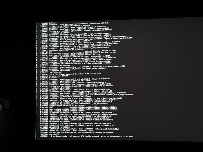 Dataskärm visar kraschdump med text, "Kernel panic", kodning, felsökning, teknisk, datorfel.