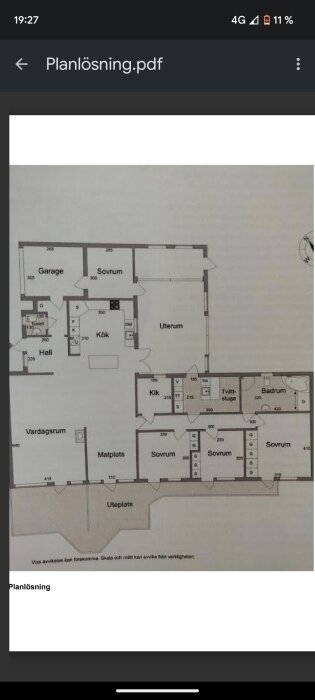 Planritning av ett hus med garage, flera sovrum, kök, vardagsrum, badrum och matplats. Schematisk översikt, inga färger.