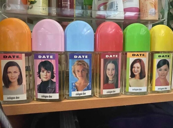 Färgglada deodorantflaskor med kvinnliga porträtt på etiketterna, ordet "DATE." och "cologne deo" synligt.